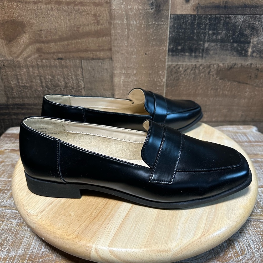 Liz Claiborne Black Leather Penny Loafers